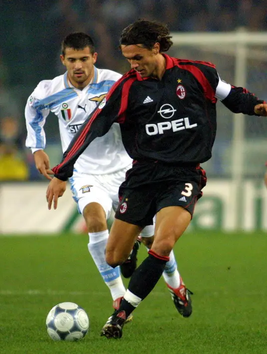 Bek AC Milan AC Paolo Maldini menggiring bola dari kawalan gelandang Lazio Dejan Stankovic selama pertandingan Serie A Italia di Stadion Olimpiade Roma 18 November 2000. (AFP Photo/Gabriel Bouys)