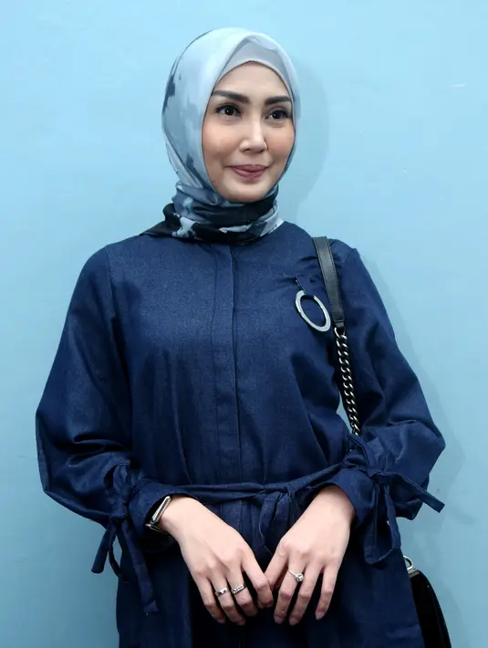 Makin padatnya jadwal pekerjaan yang harus di jalanai, membuatnya harus memutar otak untuk mengatur jadwal. Bahkan, demi menguranginya, ia sengaja menaikkan honor. (Nurwahyunan/Bintang.com)