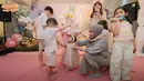 Lengkapi busana serba Dior, Baby Lily kenakan Baby HeadBand Metallic Multicolor Tulle seharga Rp3,5 jutaan [@raffinagita1717]