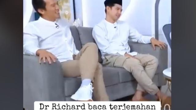 Dikabarkan Mualaf, Beredar Video dr Richard Lee Pakai Baju Koko dan Hapal Terjemahan Surat Al-Fatihah.  foto: TikTok @antonio1107713