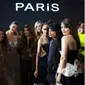 Sepanggung dengan Kendall Jenner di Catwalk Paris Fashion Week 2023, Cinta Laura dan Enzy Storia Disebut Tak Kalah Bersinar./&nbsp; foto: Instagram @claurakiehl