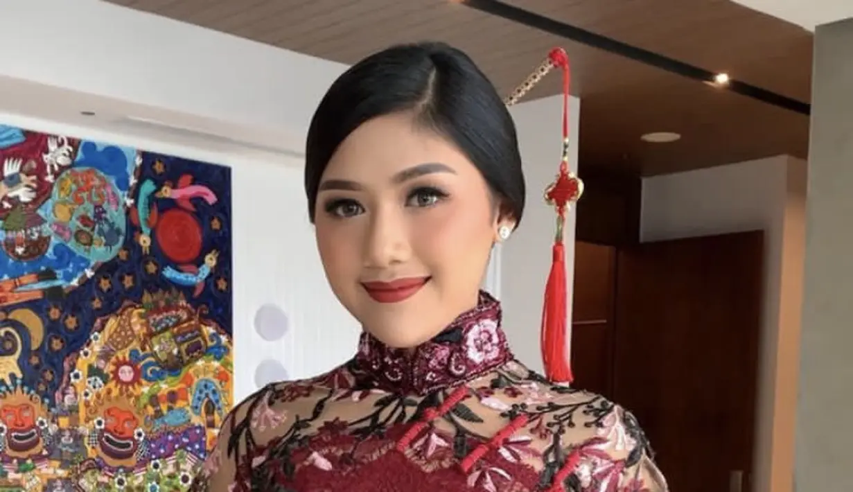 <p>Sedangkan Erina tampil elegan dengan kebaya merah model cheongsam yang memiliki detail kancing shanghai. Dengan halterneck berbordir bunga, ditambah kain pita dengan bros emas di pinggang. (@erinagudono)</p>
