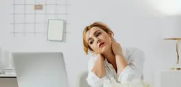 Pose stretching ini dapat atasi masalah tech neck. [Dok/Pexels.com/www.kaboompics.com].