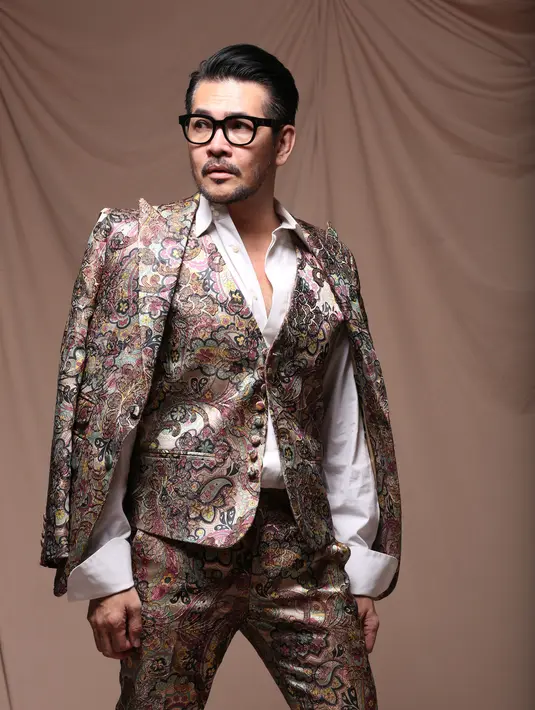 Tampilan artis kelahiran 8 Januari 1967 ini sangat stylish dan mengikuti tren. Ia juga kerap menghadiri acara fashion show busana pria. (Bambang E. Ros/Bintang.com)