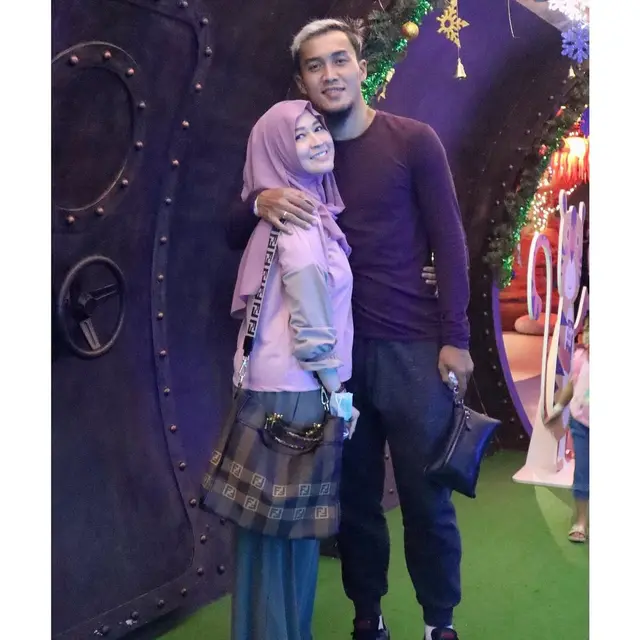 6 Potret Manis Okie Agustina dan Suami, 9 Tahun Bersama