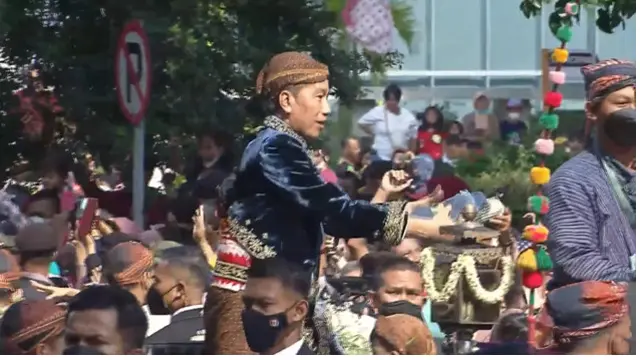 Momen Kirab Pernikahan Kaesang-Erina, Jokowi sampai berdiri dan menyapa para warga dan bagikan kaos.