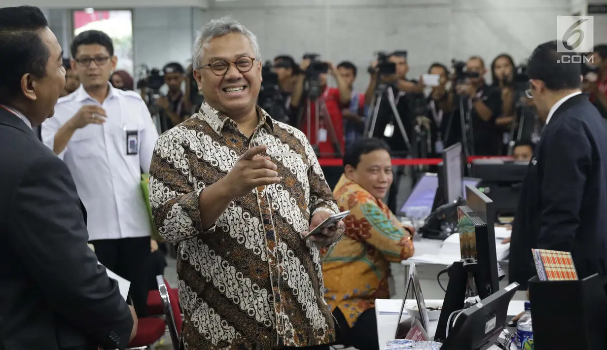 Ketua KPU RI, Arief Budiman (tengah) jelang menyerahkan alat bukti menghadapi perselisihan hasil Pilpres 2019 dan jawaban pihak KPU sebagai termohon di Gedung Mahkamah Konstitusi, Jakarta, Rabu (12/6/2019). 272 boks kontainer dari 34 provinsi diserahkan KPU ke MK. (Liputan6.com/Helmi Fithriansyah)