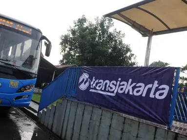 Bus Transjakarta berangkat dari Pool Pemberangkatan Tranjakarta, Ciputat, Tangsel,Senin (6/6) PT Transportasi Jakarta menghadirkan 2 rute baru yakni Ciputat-Bundaran HI dan BSD-Slipi yang mulai beroperasi hari ini. (Liputan6.com/Helmi Afandi) 