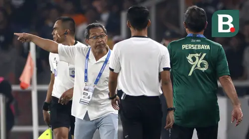 Ekspresi pelatih Persebaya Surabaya, Aji Santoso (kiri), saat melakukan protes kepada asisten wasit dalam pertandingan pekan kelima BRI Liga 1 2023/2024 melawan Persija Jakarta yang berlangsung di SUGBK, Jakarta, Minggu (31/7/2023). (Bola.com/Ikhwan Yanuar)