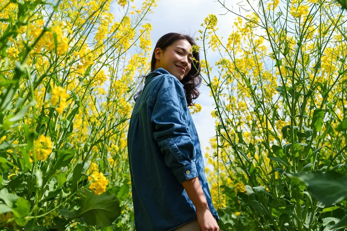 baju biru tersenyum santai berlibur