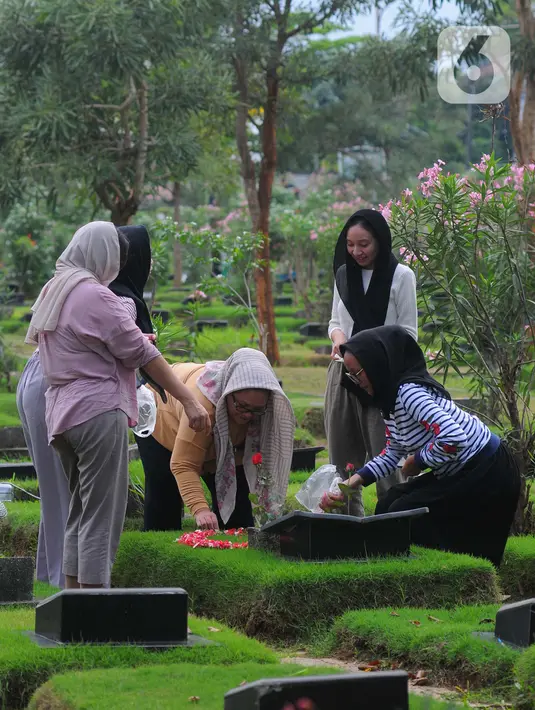 Warga menabur bunga saat berziarah ke makam TPU Malaka di Jakarta Timur, Sabtu (11/2023). Untuk menghindari kepadatan saat berziarah ke makam keluarga, warga memilih untuk lebih awal guna menghindari kepadatan ziarah kubur jelang bulan suci Ramadan 1444 Hijriah. (merdeka.com/Imam Buhori)