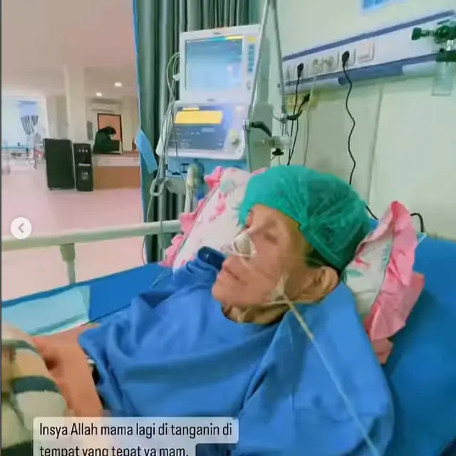6 Potret Sonny Septian Rawat Ibu yang Sakit, Tetap Menemani Meski Belum Pulih