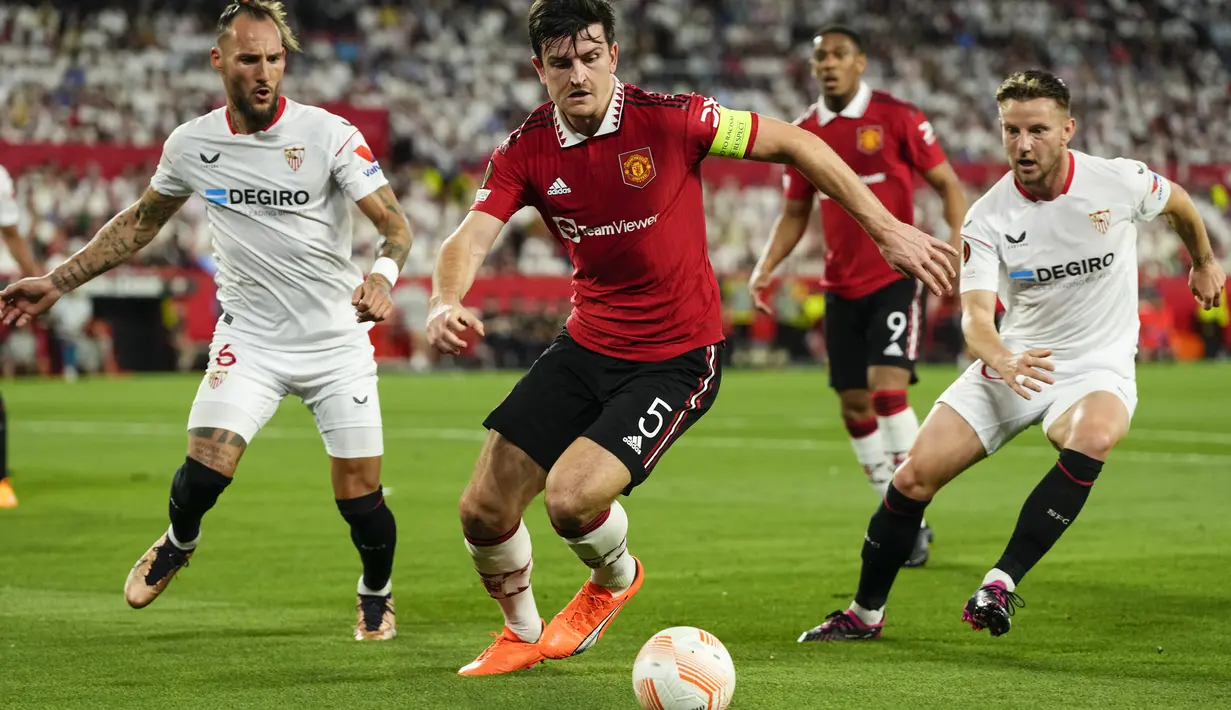 Satu gol lainnya diciptakan oleh Loic Bade. Bek tengah Sevilla itu mencetak gol di menit ke-47. (AP Photo/Jose Breton)