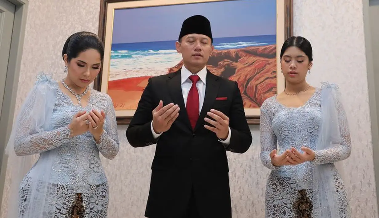 Di hari pelantikan AHY sebagai menteri, Annisa Pohan tampil mengenakan kebaya brokat baby blue dengan aksen organza di bagian lengan senada dengan putrinya. Dipadukan bawahan kain coklat. [@annisayudhoyono]