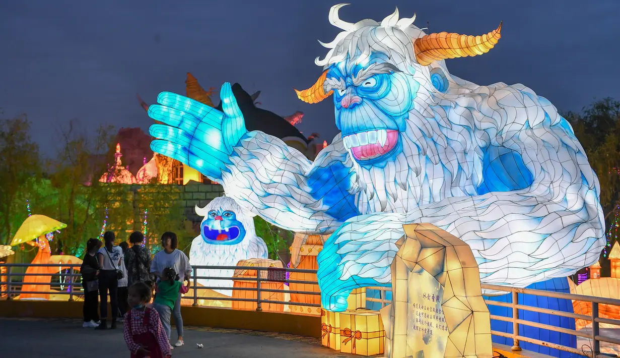 Orang-orang menikmati pameran lentera yang diadakan di Changying Century City di Changchun, ibu kota Provinsi Jilin, China timur laut (26/6/2020). Lentera warna-warni dinyalakan di Changying Century City selama hari libur Festival Perahu Naga. (Xinhua/Zhang Nan)