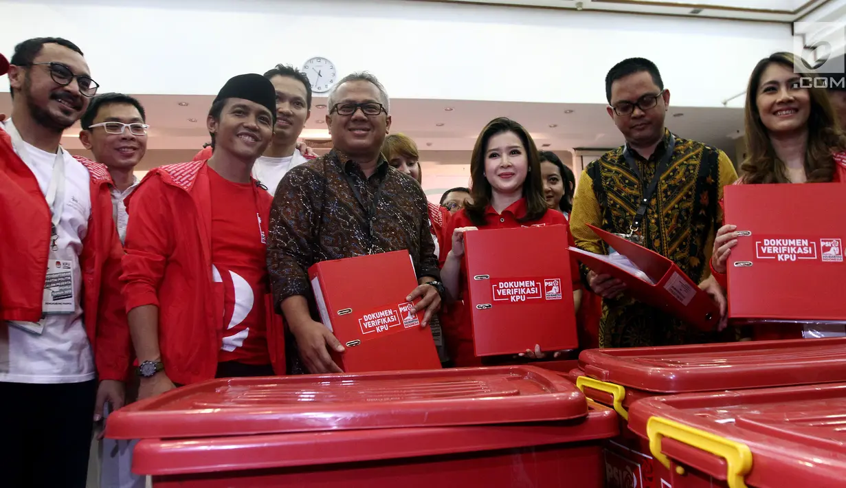 Ketua Umum Partai Solidaritas Indonesia (PSI) Grace Natalie bersama Ketua KPU Arief Budiman menunjukkan sejumlah kontainer berisi berkas saat mendaftarkan PSI sebagai peserta pemilu 2019 ke KPU, Jakarta, Selasa (10/10). (Liputan6.com/Johan Tallo)