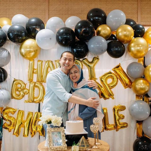 7 Momen Ulang Tahun Roger Danuarta yang ke-39 Tahun, Dirayakan Bareng Keluarga