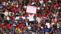 Suporter memberikan dukungan saat Timnas Indonesia U-23 melawan Filipina pada laga Grup A Piala AFF U-23 2025 di SUGBK, Senayan, Jakarta, Jumat (18/07/2025) malam WIB. (Bola.com/M Iqbal Ichsan)