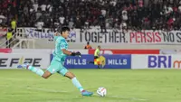 Kiper Persis Solo, Muhammad Riyandi, mencatatkan penampilan pertamanya di BRI Liga 1 2023/2024 pada laga melawan PSIS Semarang di Stadion Manahan, Solo, Sabtu (16/9/2023), setelah absen tujuh bulan karena cedera. (Bola.com/Radifa Arsa)