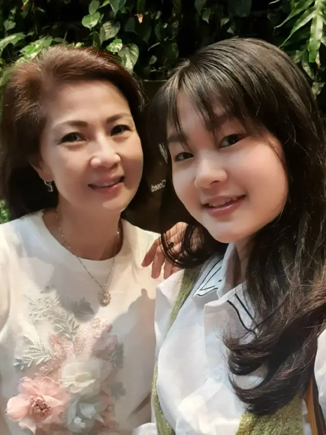 6 Potret Keakraban Felicia Tissue dengan Ibunda, Mantan Kaesang Pangarep