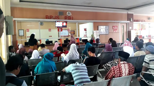 Pasien BPJS PBI tengah mengantre obat di RSUD Margono, Banyumas, Jawa Tengah. (Foto: Liputan6.com/Muhamad Ridlo)