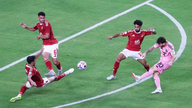 Foto: Melihat Lionel Messi Tak Berkutik Dijaga Ketat Bek Al Ahly