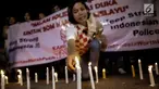 Massa dari Solidaritas Merah Putih menggelar aksi lilin dan tabur bunga di lokasi bom Terminal Kampung Melayu, Jakarta, Kamis (25/5). Aksi tersebut sebagai bentuk malam solidaritas duka untuk bom Kampung Melayu.(Liputan6.com/Faizal Fanani)