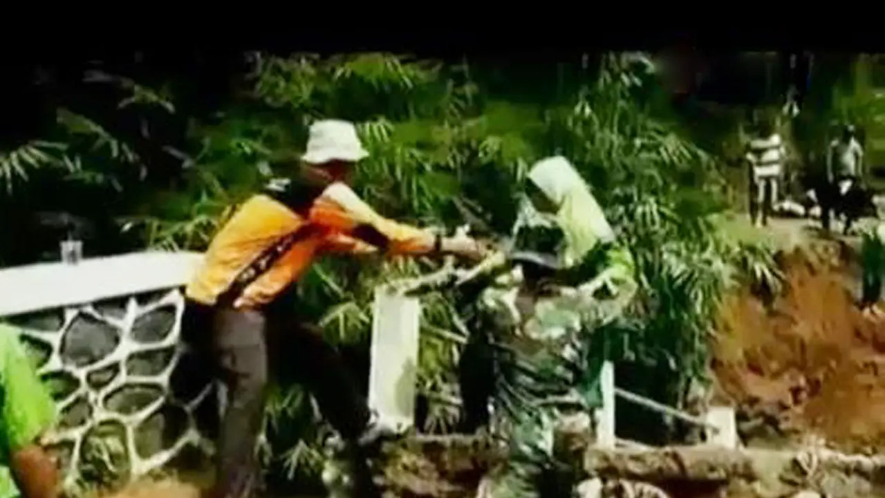 Pelajar Banjarnegara Terpaksa Seberangi Puing Jembatan