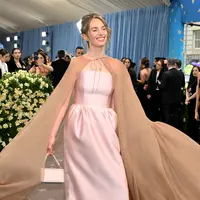 Maya Hawke dalam Met Gala 2025. (ANGELA WEISS / AFP)