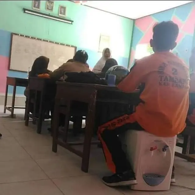 6 Potret Kursi di Belakang Kelas Ini Nyeleneh Banget, Bikin Tepuk Jidat