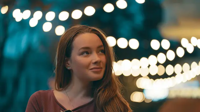 wanita diam di luar rumah