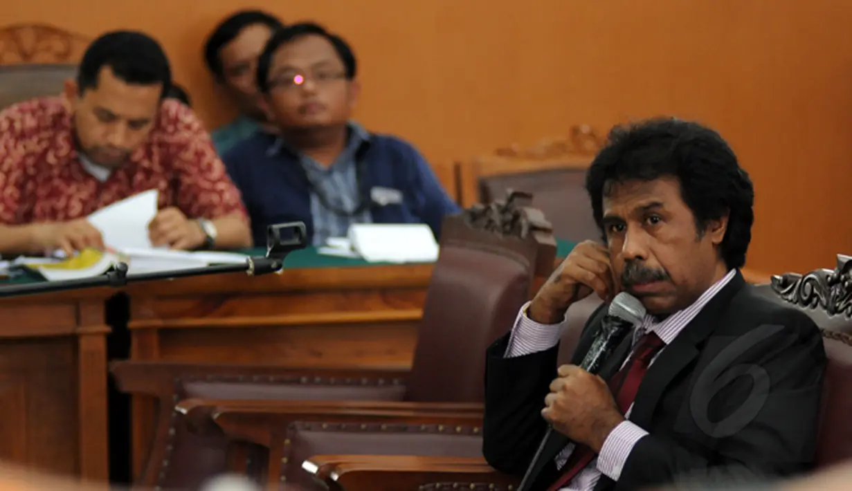 Pakar Hukum Tata Negara, Margarito Kamis memberikan kesaksian pada sidang praperadilan status tersangka Komjen Budi Gunawan (BG) di PN Jakarta Selatan, (11/2/2015). Margarito Kamis saat memberikan beberapa pernyataan. (Liputan6.com/Helmi Fithriansyah)