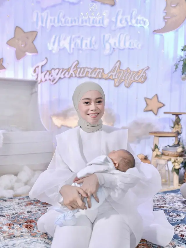 Gaya Stylish Lesti Kejora saat Gendong Anak (@lestykejora)