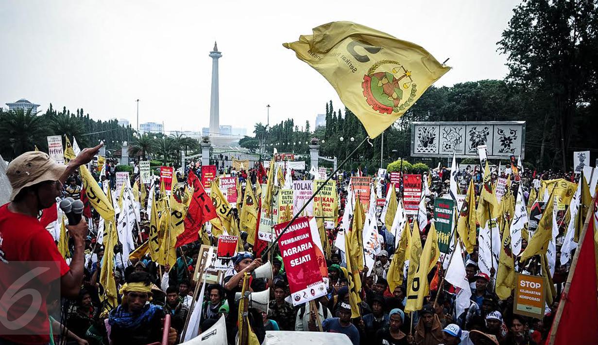 Massa yang mengatasnamakan petani dari berbagai provinsi membawa berbagai atribut saat menggelar demonstrasi di kawasan Medan Merdeka, Jakarta, Selasa (27/9). Aksi tersebut digelar dalam rangka memperingati Hari Tani Nasional. (Liputan6.com/Faizal Fanani)