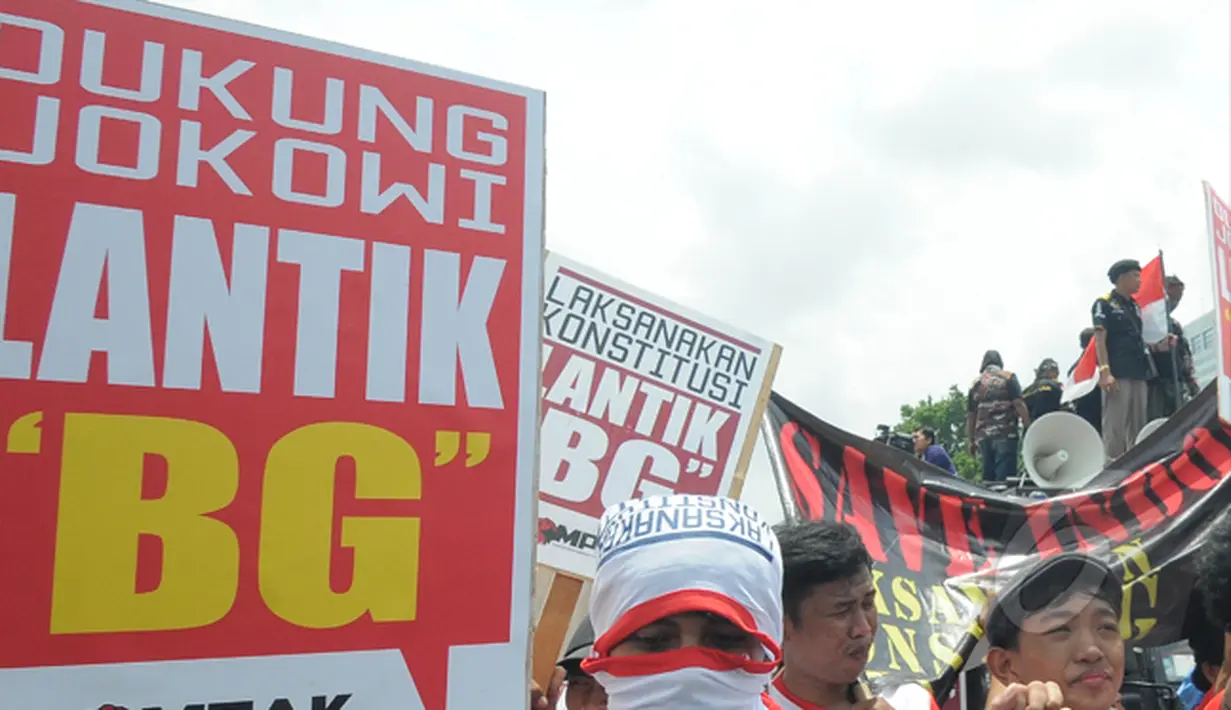 Ratusan massa membawa beragam atribut saat unjuk rasa mendukung Jokowi untuk melantik Budi Gunawan menjadi Kapolri, Jakarta, Senin (16/2/2015). (Liputan6.com/Herman Zakharia)
