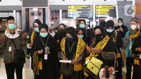 Jemaah umrah asal Indonesia saat berada di bandara Soekarno Hatta, Tangerang, Minggu (1/11/2020). Pemerintah Arab Saudi kembali menerima kedatangan jemaah umrah dari luar negaranya, termasuk Indonesia per 1 November. (Liputan6.com/Angga Yuniar)