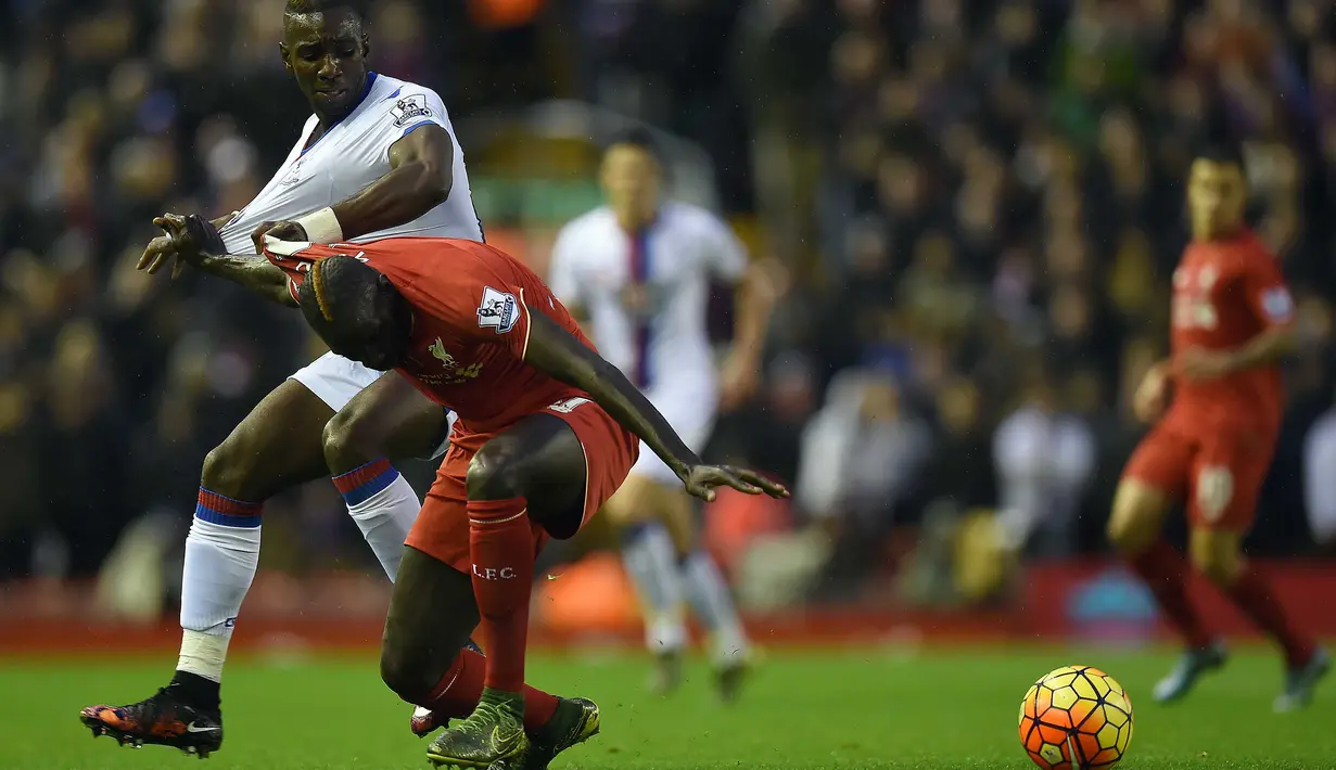 Pemain Crystal Palace Yannick Bolasie (kiri) berebut bola dengan pemain Liverpool Mamadou Sakho pada lanjutan Liga Premier Inggris di Stadion Anfield, Liverpool, Inggris, Minggu(8/11/2015)WIB.  (AFP Photo/Paul Ellis) 