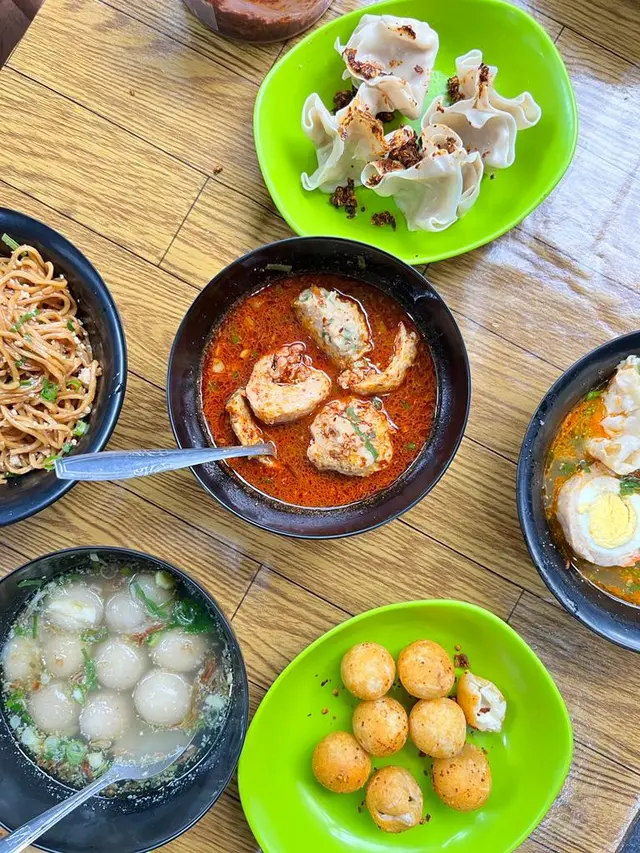 Selain baso aci, kehadiran mie, siomay dan baso tahu dan baso daging kakang berbahan daging sapi, memberi banyak pilihan pada pengunjung untuk menikmati sajian baso aci kakang secara lengkap. (Liputan6.com/Jayadi Supriadin)