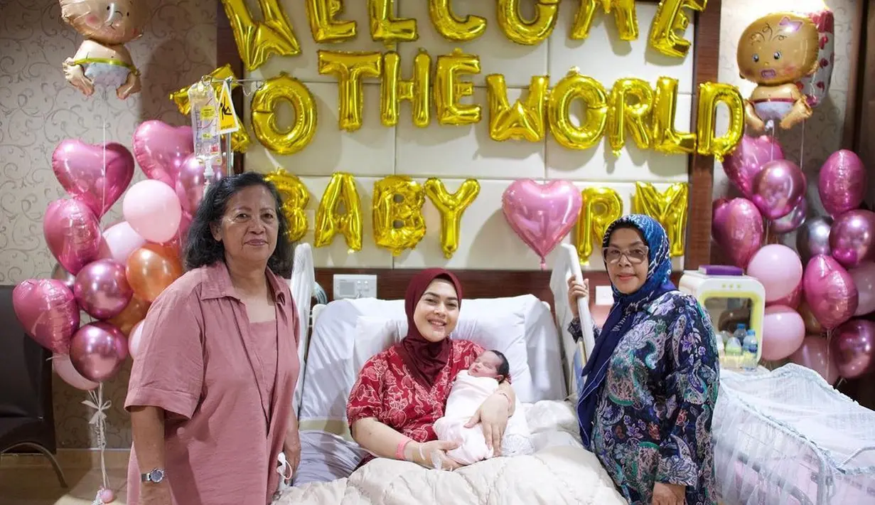 Aisyahrani juga ditemani oleh dua wanita lainnya. Dalam foto ini terlihat rambut sang bayi yang begitu lebat dan hitam. (Foto: Instagram/@syh55)
