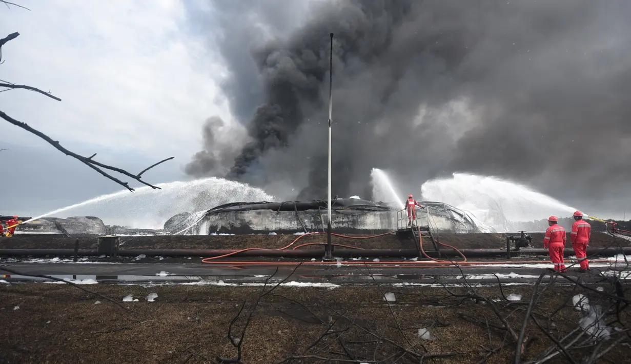 Suasana kilang yang sudah mulai padam pada insiden tangki Pertamina di Kilang Balongan RU VI, Indramayu, Rabu (31/3). Pertamina RU VI dan Unit RU yang ada di Indonesia bersama Damkar Cirebon berupaya memadamkan. (Dok. Humas Pertamina)