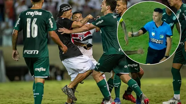 Wasit menunjukkan senjata tajam yang ditemukan saat keributan pecah pada laga Sao Paulo U-20 melawan Palmeiras, Minggu (23/1/2022)