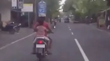 Kejadian ini harusnya jangan ditiru oleh siapapun, apalagi ibu ini tak menggunakan helm dan rentan akan kejadian yang tak diinginkan.