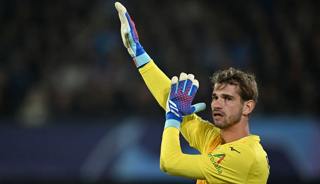 Ivan Provedel yang didatangkan Lazio dari Spezia pada awal musim 2022/2023 langsung menyegel posisi kiper utama menggeser posisi Thomas Strakosha dan Pepe Reina yang akhirnya memilih hengkang. Masih berstatus kiper utama pada 2023/2024, ia selalu tampil 90 menit penuh dalam 18 laga Lazio di Serie A dengan raihan 6 kali clean sheet dan kebobolan 19 gol. Lazio pun dibawanya menempati posisi ke-9 klasemen sementara. (AFP/John Thys)