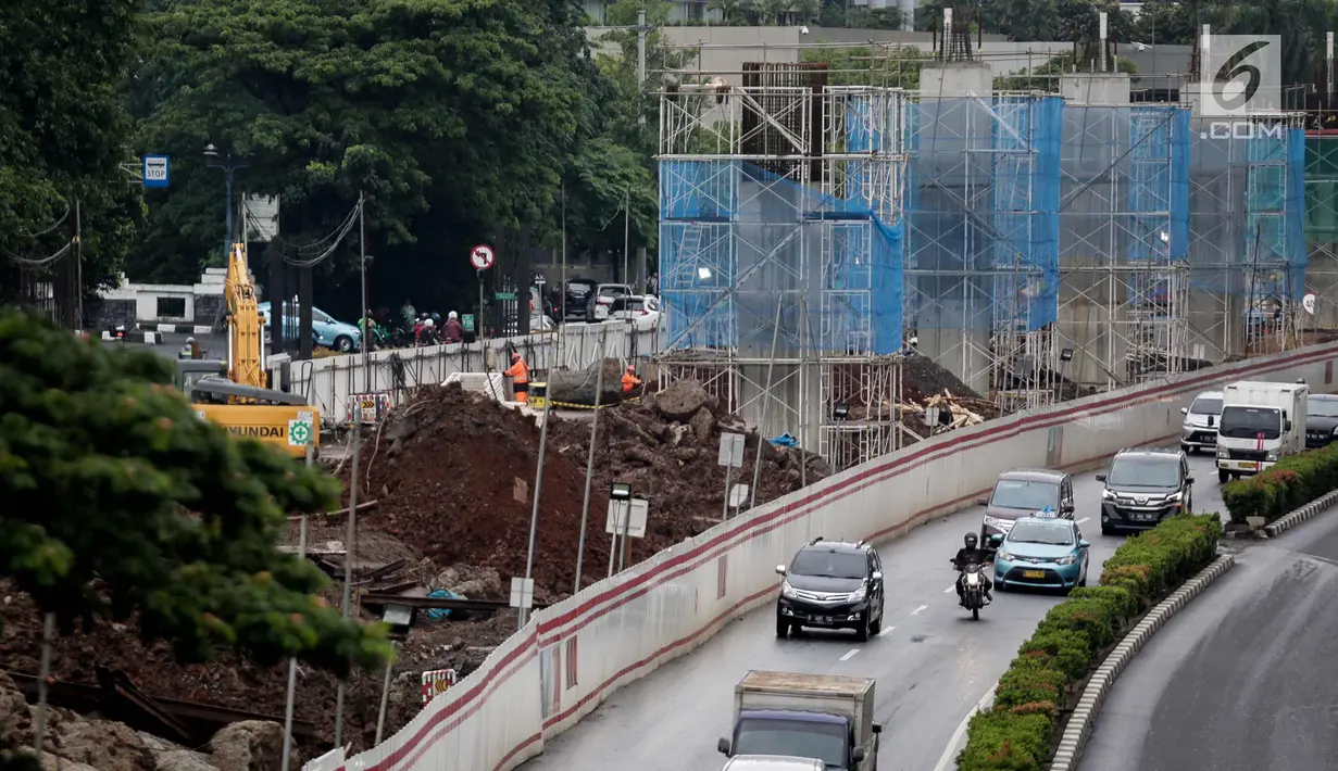 Kendaraan melintas disamping pembangunan proyek kereta ringan LRT di Jalan HR Rasuna Said, Kuningan, Jakarta, Rabu (20/12). Proyek yang saat ini dalam proses pemasangan tiang tersebut ditargetkan selesai Desember 2018. (Liputan6.com/Faizal Fanani)