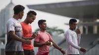 Pelari Indonesia, Lalu Zohri (kanan), bersama tim estafet saat pemusatan latihan di Stadion Madya Senayan, Jakarta, Kamis (2/8/2018). Pemusatan latihan ini merupakan persiapan jelang Asian Games XVIII. (Bola.com/Vitalis Yogi Trisna)