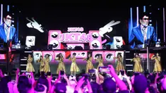 Penampilan kolaborasi JKT48 dengan Raja Dangdut Rhoma Irama pada hari pertama malam puncak pertama Konser Raya 31 Tahun Indosiar Luar Biasa di Studio 6 Emtek City, Daan Mogot, Jakarta Barat, pada Sabtu (10/1/2026) malam. Malam pertama Konser Raya 31 Tahun Indosiar Luar Biasa berlangsung meriah. (Kapanlagi.com/Budy Santoso)