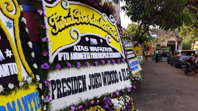  Karangan  Bunga  dari Jokowi  untuk Polisi Gugur di Tragedi 