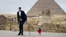 Jyoti Amge dan Sultan Kosen saat melakukan sesi pemotretan di  Mesir (26/1). Jyoti Amge memiliki tinggi 62,8 cm sedangkan Sultan Kosen 2,51 meter yang merupakan pria dan wanita tertinggi dan terpendek di dunia. (AFP Photo/Stringer)