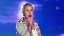 Dalam video yang diunggah Hollywoodlife.com, bagian wajah dan mulut korban pukulan Justin itu sampai berlumuran darah. Selain itu, pria tersebut juga tampak marah dengan sikap yang dilakukan Justin. (AFP/Bintang.com)