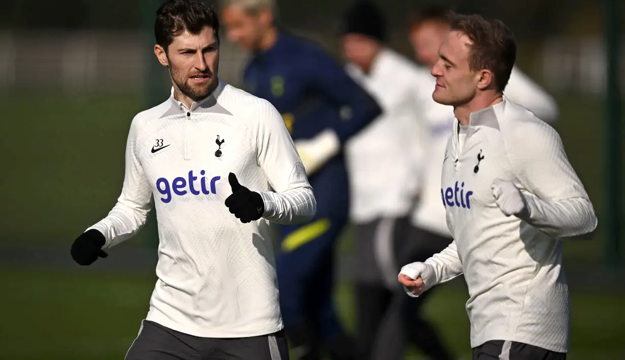 Bek Tottenham Hotspur Welsh Ben Davies dan gelandang Oliver Skipp ambil bagian dalam sesi latihan tim jelang bertamu ke kandang AC Milan pada lanjutan Liga Champions, di Tottenham Hotspur Football Club Training Ground di London, Senin (13/2/2023). Tottenham menatap laga ini dengan hasil buruk pada akhir pekan lalu di Liga Inggris. (Ben Stansall / AFP)